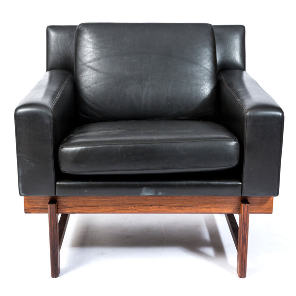 DUX : "Örestad" Armchair in black leather with upholstered seat. Undercarriage in palisander.
