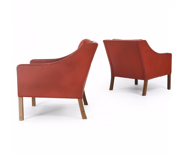 Frederica Stolefabrik/ Børge Mogensen: A Pair of Easy Leather Chairs with Oak legs. Sides, back and loose cushions upholstered in terracotta coloured leather. Model 2207. Designed 1963.