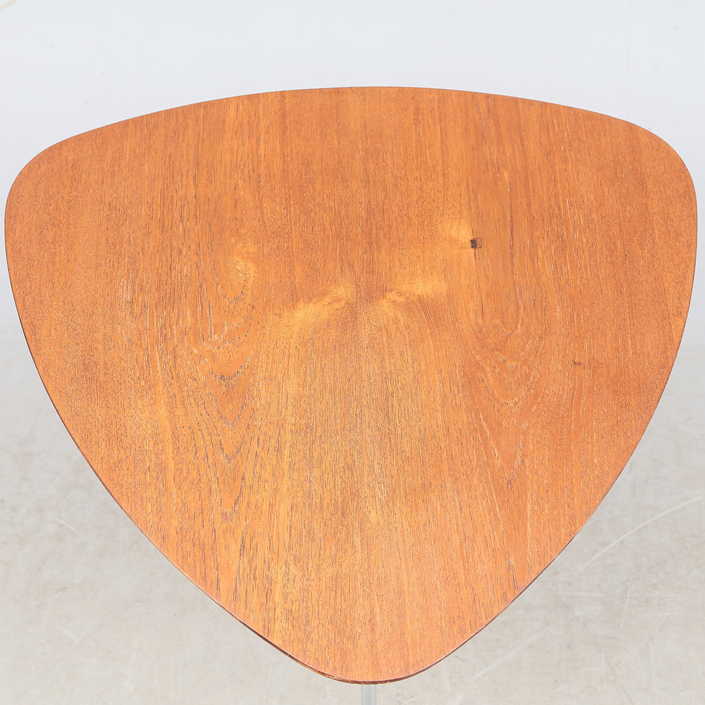 Arne Jacobsen : Egg Side Table